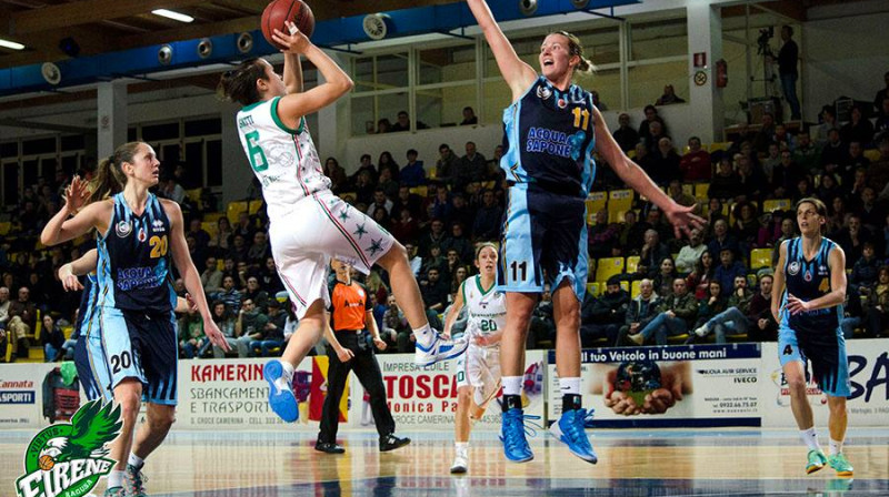 Aija Putniņa aizsardzībā
Foto: www.legabasketfemminile.it