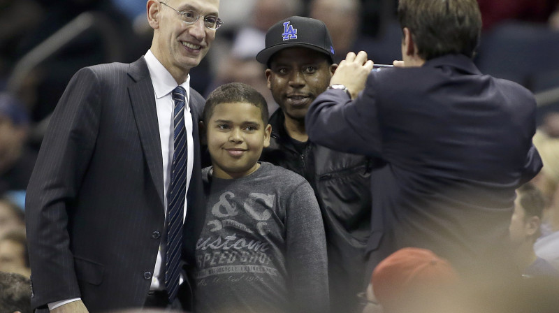 Adams Silvers un NBA jaunie līdzjutēji 
Foto: AP/Scanpix