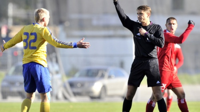 Vai arī šodien dzeltenās un sarkanās kartītes lidos pa labi un pa kreisi?
Foto: Romāns Kokšarovs, Sporta Avīze, f64