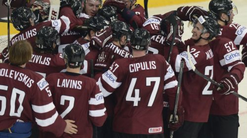 Latvijas izlases hokejisti atzīmē vēsturisko uzvaru 2014. gada pasaules čempionāta ievadā
Foto: AFP/Scanpix