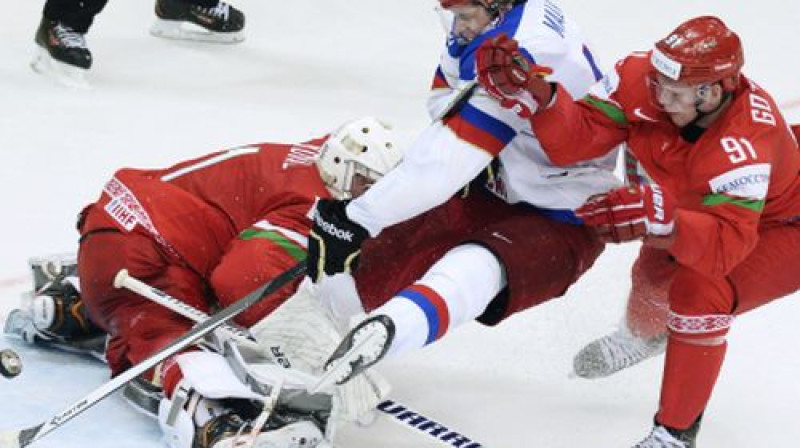 Vitālijs Kovaļs cieš sadursmē ar Jevgeņiju Malkinu
Foto:AFP/Scanpix