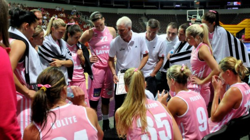 Latvijas sieviešu valstsvienība: priekšpēdējā pārbaude pirms starta Eiropas čempionāta kvalifikācijas turnīrā.
Foto: Romualds Vambuts