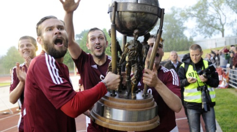 Edgars Gauračs ar Baltijas kausu
Foto: Romāns Kokšarovs, Sporta Avīze, f64