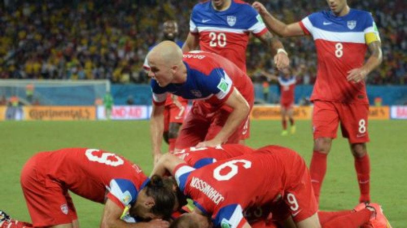 ASV futbolisti apsveic Džonu Bruksu
Foto:AFP/Scanpix