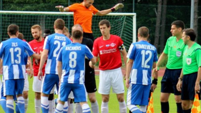 Jānis Krūmiņš (oranžā kreklā) lec augstāk par visiem
Foto: Kristaps Ozoliņš