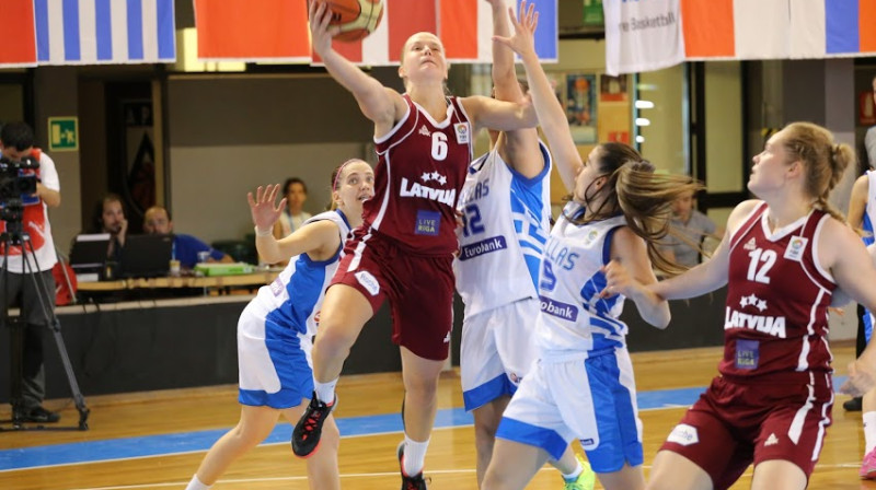 Kate Krēsliņa un Latvijas U20 sieviešu izlase: pirmā uzvara Eiropas U20 čempionātā.
Foto: Jānis Avotnieks