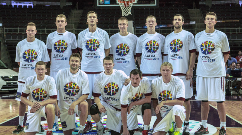 Latvijas vīriešu valstsvienība atbalsta LBS pieteikumu rīkot EuroBasket'2015 grupas turnīru.
Foto: Romāns Kokšarovs, f64
