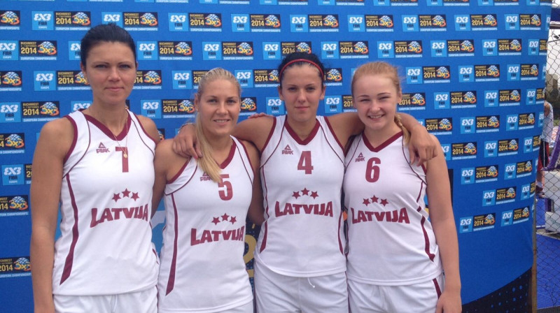 Latvijas komanda Bukarestē. No kreisās: Ieva Vītola, Laura Audere, Dita Rozenberga, Ieva Jundase.
Foto: basket.lv