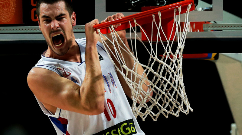 Nikola Kaliničs guva 12 punktus un divreiz trieca bumbu grozā, neskatoties uz grieķu aizsargu pretestību. Foto: AFP/Scanpix.