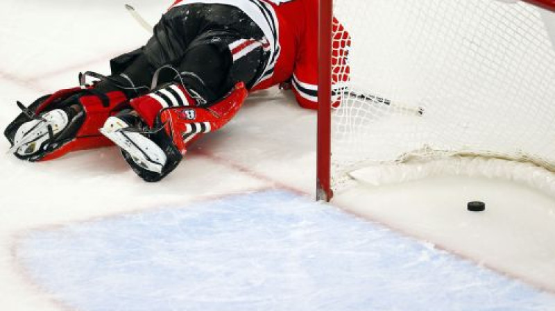 "Blackhawks" vārtsarga-debitanta Skota Dārlinga reakcija pēc ielaistajiem vārtiem
Foto: AP/Scanpix