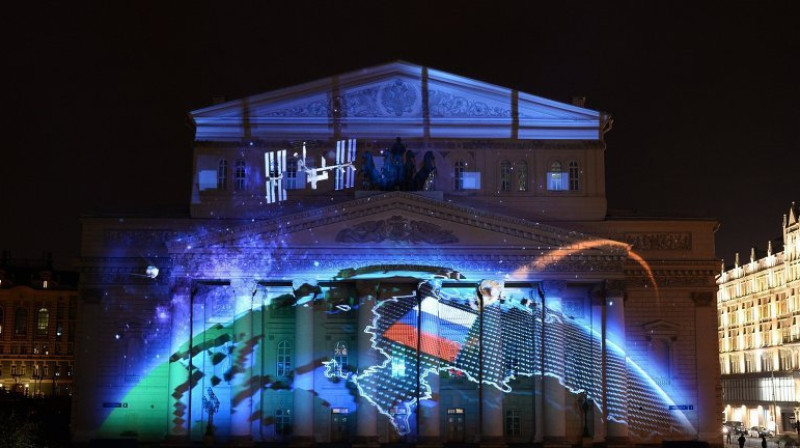 Krievija un Krima uz Maskavas Lielā teātra fasādes 
Foto: RIA Novosti / rsport.ru