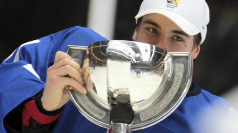 Somu vārtsargs Jūse Saross, kurš piedalīsies arī šajā čempionātā, ar izcīnīto trofeju
Foto: ITAR-TASS/Scanpix