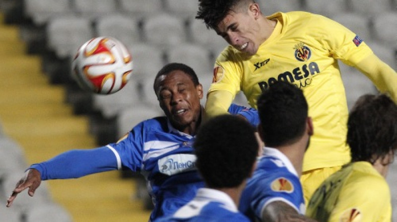 Gabriels Paulista cīņā par bumbu
Foto: AP/Scanpix