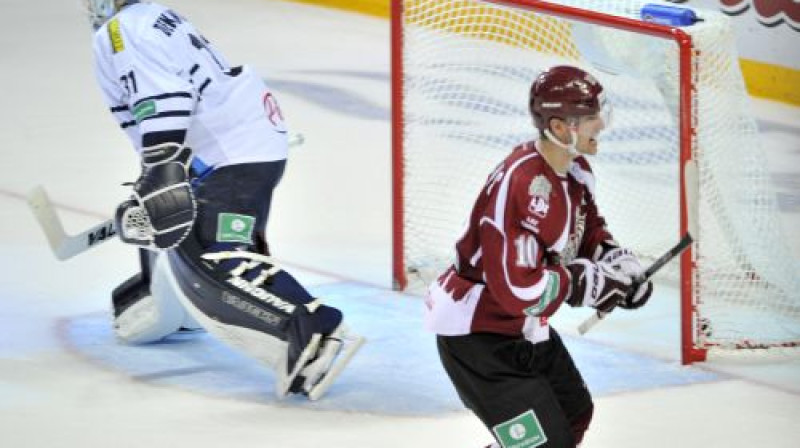 Lauris Dārziņš kļuva par varoni pēdējā mājas spēlē pret Zagrebas "Medveščak"
Foto: Romāns Kokšarovs, Sporta Avīze, f64