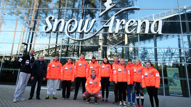 Latvijas izlase pēc treniņa slēgtajā kalnu slēpošanas hallē "Snow arena" Lietuvā. Foto: Infoski.lv