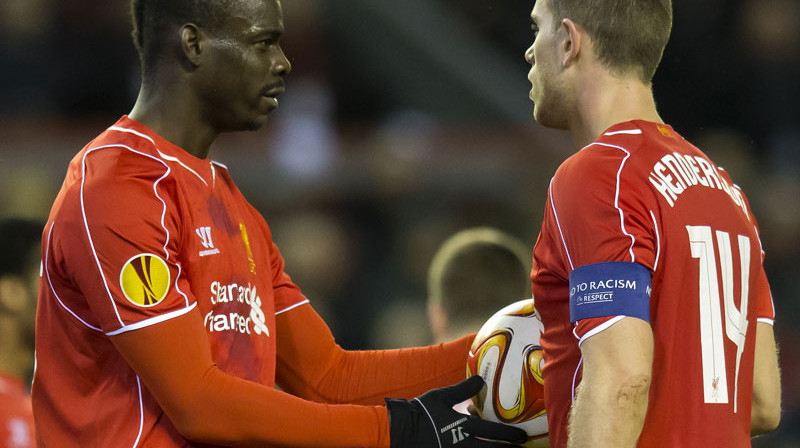 Mario Balotelli atņem bumbu Džordanam Hendersonam
Foto: AP/Scanpix