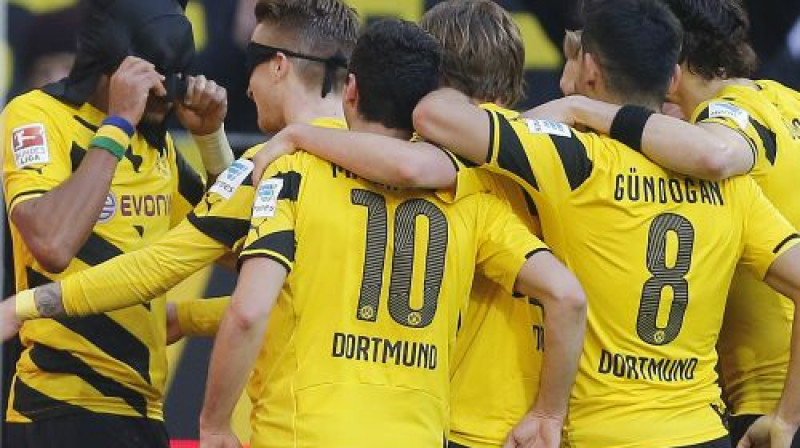 Dortmundes "Borussia" oriģinālā vārtu atzīmēšana - Pjērs Emeriks Obamejangsbetmena lomā, bet Marko Roiss uzvilcis Robina masku
Foto: AP/Scanpix