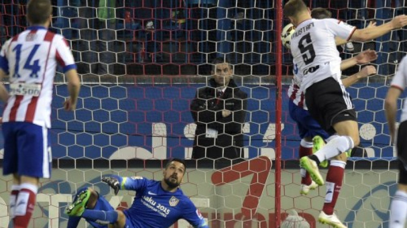 Škodrans Mustafi raida bumbu vārtos pēc tam, kad tā atsitusies pret "Atletico" pārliktni
Foto: AFP/Scanpix