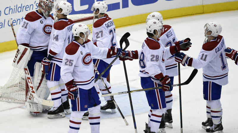 Monreālas "Canadiens" hokejisti apsveic vārtsargu Keriju Praisu ar 38. uzvaru šajā sezonā. 
Foto: AP/Scanpix