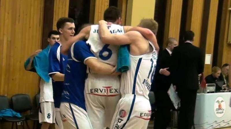 ''Jūrmala/Fēnikss'' basketbolisti priecājas par uzvaru.