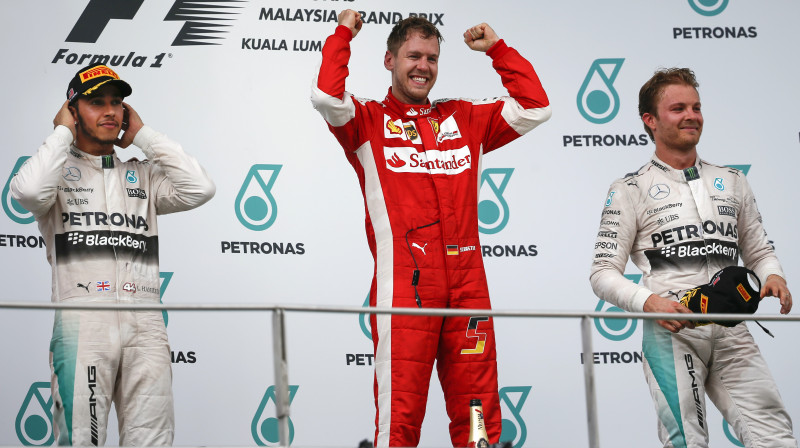 Sebastians Fetels starp "Mercedes" pilotiem
Foto: AP/Scanpix