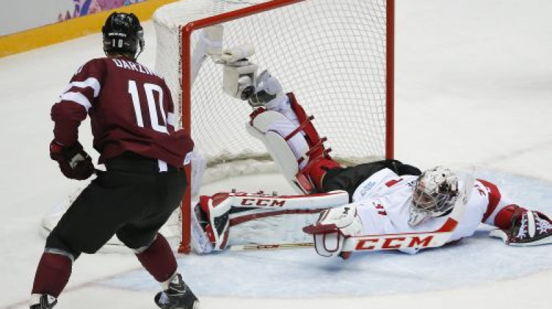 Lauris Dārziņš olimpiskajās spēlēs bija pēdējais, kurš iemeta ripu Kanādas vārtos
Foto: AFP/Scanpix