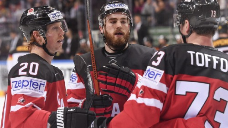 Kanādas hokejisti atzīmē vārtu guvumu
Foto: AFP/Scanpix