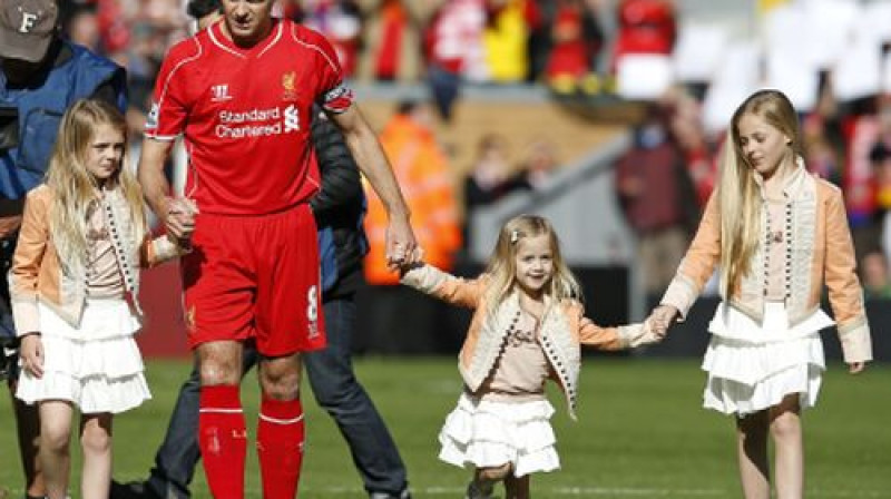 Stīvens Džerārds ar meitām "Anfield" stadionā
Foto: AP/Scanpix