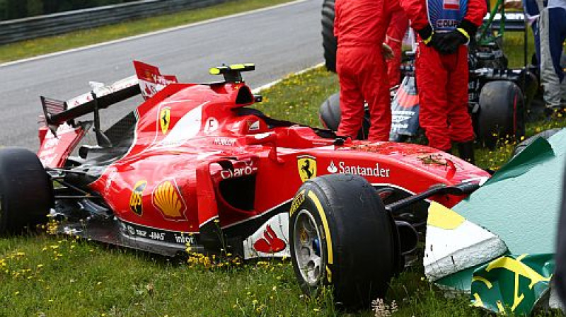 Raikonena un Alonso mašīnas pēc avārijas
Foto: LaPresse/Scanpix