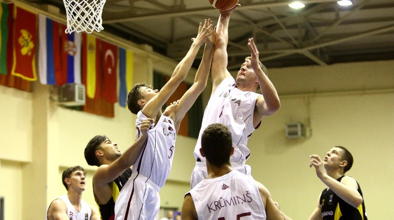 Latvijas U18 izlase: Vācijas junioriem jaudas zem groziem bija vairāk.
Foto: FIBAEurope.com