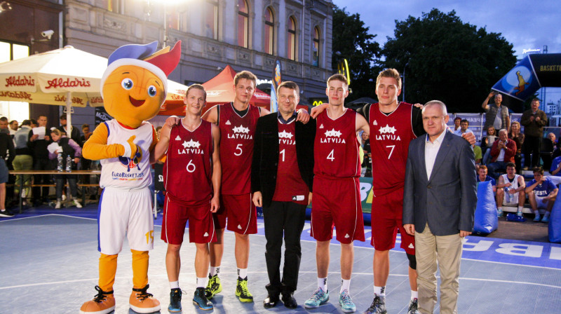 Latvijas U18 izlase ar Valsts prezidentu Raimondu Vējoni, Latvijas Basketbola savienības prezidentu Valdi Voinu un Eiropas čempionāta talismanu Frenkiju.
Foto: Kristaps Vucens