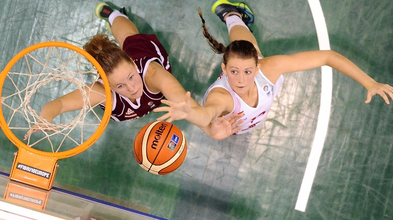 Latvija - Ungārija: cīņa zem groza.
Foto: FIBAEurope.