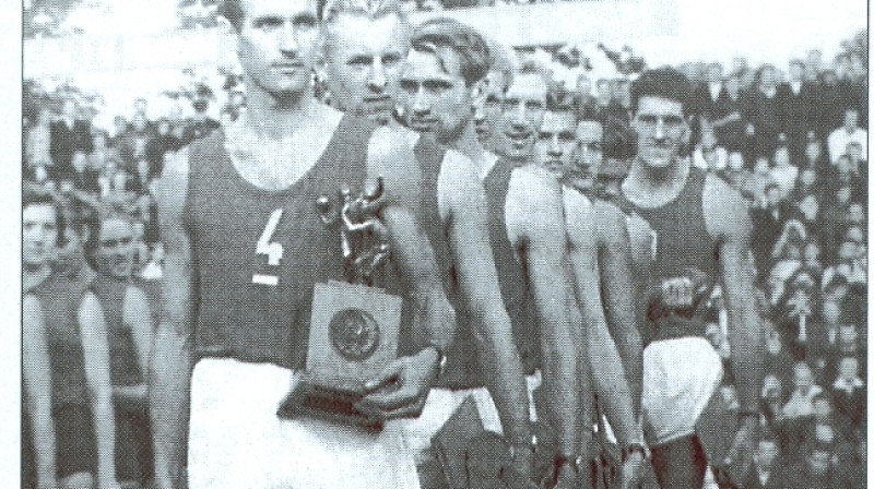 1955.gads: Rīgas ASK komanda PSRS čempionāta noslēguma parādē. Pirmais ar čempionu balvu - kapteinis Maigonis Valdmanis.
Foto: basket.lv arhīvs