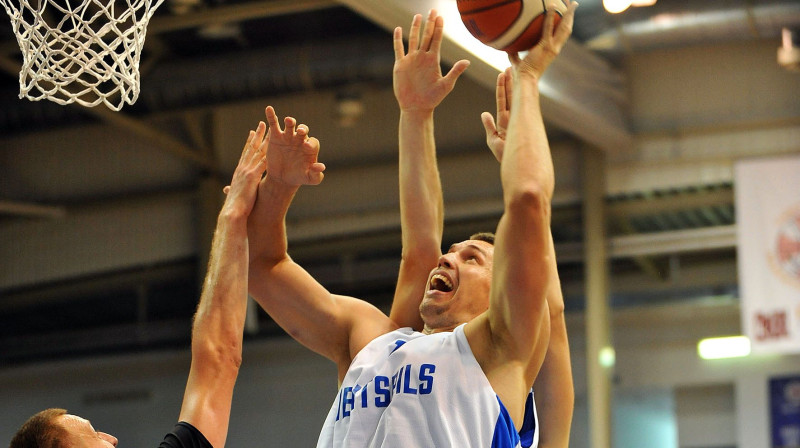 Andrejs Šeļakovs pirmajā mača "Ventspilī" izcēlās ar 14 punktiem un septiņām atlēkušajam bumbām.
Foto: Juris Presņikovs, ventspils.lv