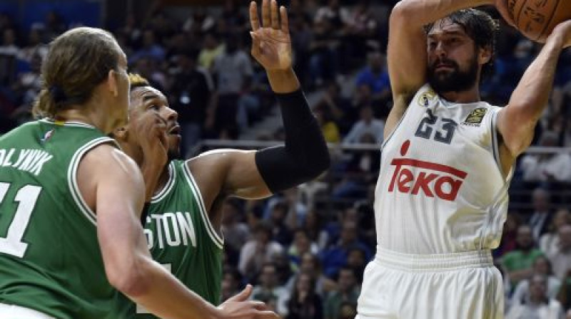 Serhio Juļs pret "Celtics" aizsardzību
Foto: AFP/Scanpix