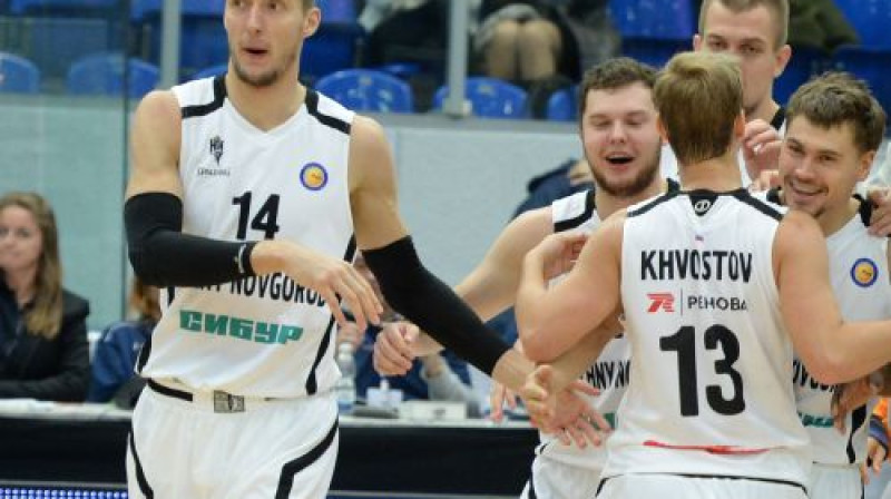 Kaspars Bērziņš ar komandas biedriem
Foto: Nn-basket.ru