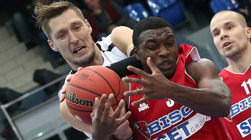 Kaspars Bērziņš cīņā par bumbu pret ''Bisons''
Foto: nn-basket.ru