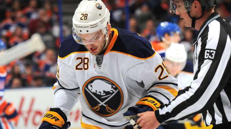 Zemgus Girgensons atstāj laukumu pēc tam, kad pa seju trāpījusi ripa 
Foto: nhl.com