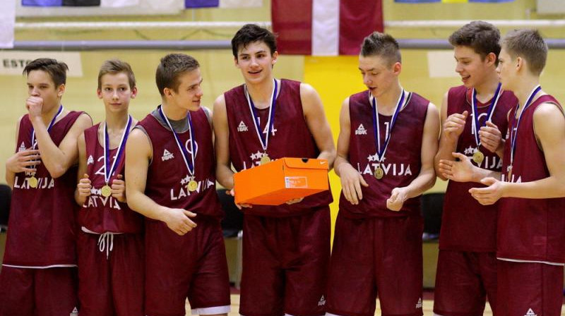 Latvijas U16 izlases spēlētāji. Vidū - Baltijas jūras kausa izcīņas vērtīgākais spēlētājs Adrians Šnipke.
Foto: basket.ee