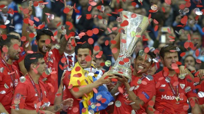 "Sevilla" ar Eiropas līgas trofeju
Foto: AFP/Scanpix