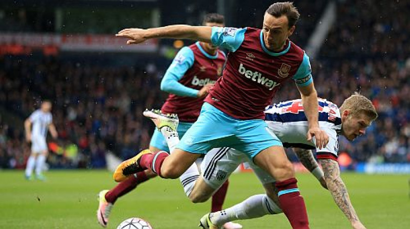 Marks Nobls (priekšplānā) guva divus vārtus un palīdzēja kaldināt ''West Ham'' uzvaru pret WBA
Foto: AP/Scanpix