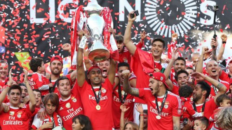 Lisabonas "Benfica" ar trofeju
Foto: AP/Scanpix