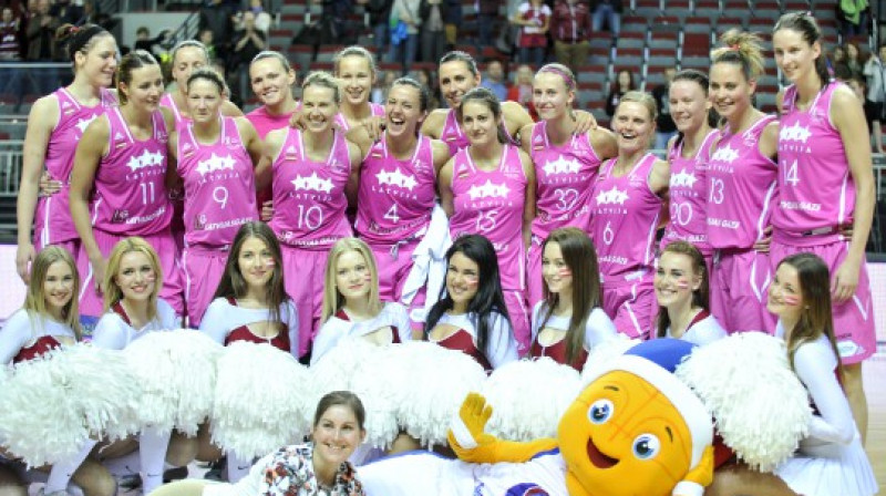 Latvijas sieviešu basketbola valstsvienība Rozā lentītes spēlē 2015.gada maijā.
Foto: basket.lv