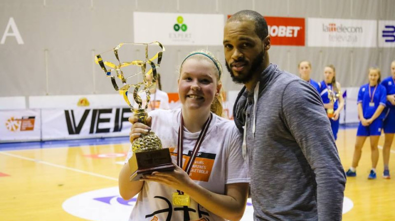 Annija Ķergalve, saņemot LJBL uzvarētāju kausu U17 vecuma grupā
Foto: Basket.lv