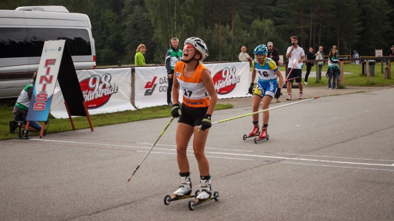 P.Eiduka (17.nr.) finišā ar pēdējiem spēkiem, toties ir izcīnīta trešā vieta. Foto: Infoski.lv