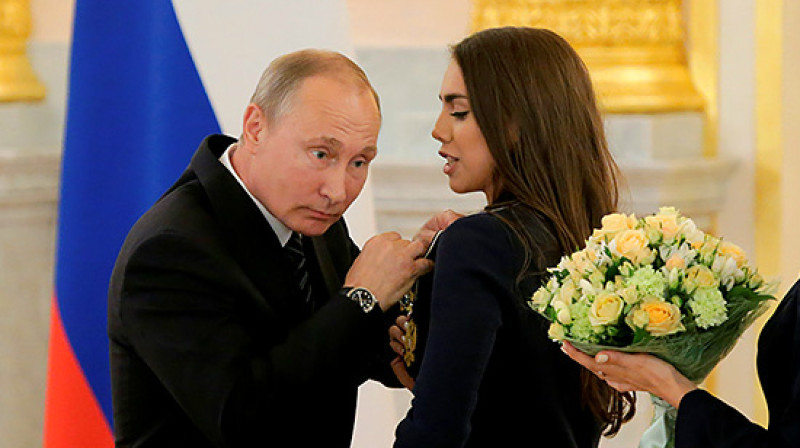Vladimirs Putins un Margarita Mamuna ar ordeni
Foto: AP/Scanpix