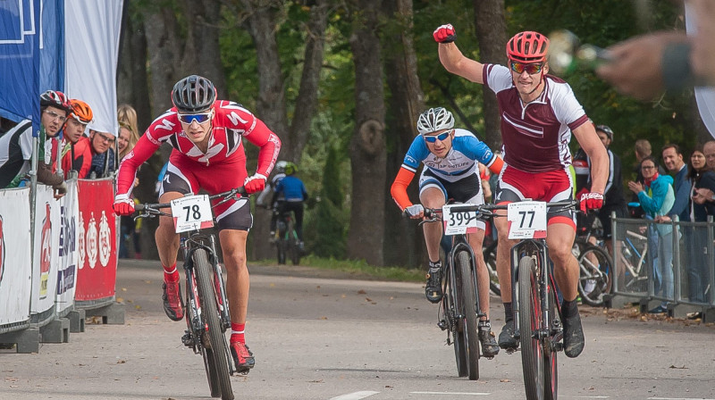 A.Pētersons (77) priecājas par "ZZK" dubultuzvaru un M.Blūma (78) uzvaru. P.Tarvis (Sportlife) centās, bet beigās sanāk noskatīties uz abiem ātrajiem finišētājiem. Foto: velo.lv