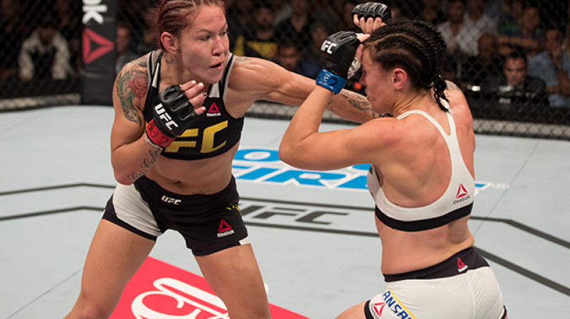 Kristina Džustino (no kreisās) cīņā ar Linu Lansbergu
Foto: sherdog.com