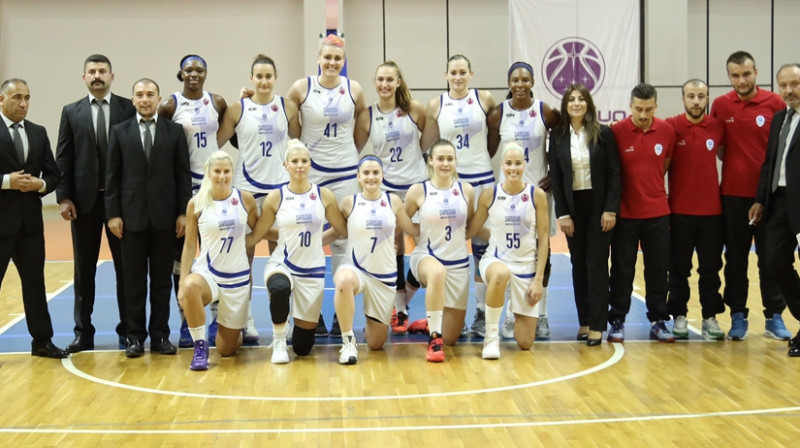 Samsunas basketbolistes un galvenais treneris Memets Čans Ozturks (pirmais no kreisās)
Foto: fiba.com