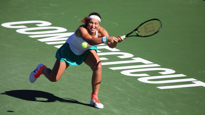 Aļona Ostapenko nav uzvarējusi kopš augusta, kad vienu kārtu pārvarēja Ņūheivenā
Foto: AFP/Scanpix